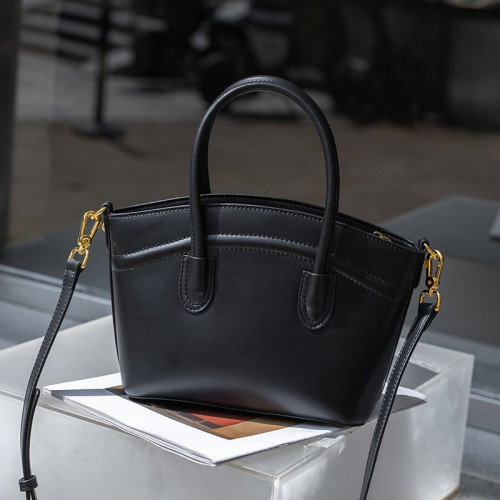 Women's Leather Bag In Shell Shape